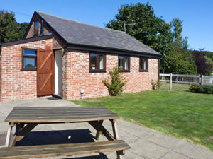 Self catering breaks at The Byre in Smeeth, Kent