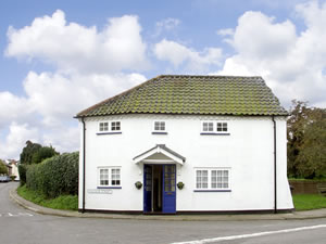 Self catering breaks at Corner Cottage in Wangford, Suffolk