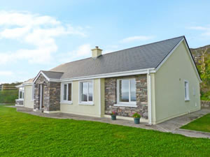 Self catering breaks at Sweeney Cottage in Castlecove, County Kerry