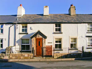 Self catering breaks at 1 Bryn Derwen Terrace in Tal-Y-Bont, Conwy