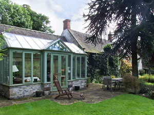 Self catering breaks at The Conservatory in Parwich, Derbyshire