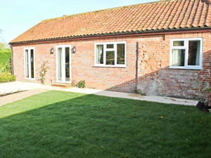 Self catering breaks at Moat Farm Cottage in Wood Dalling, Norfolk