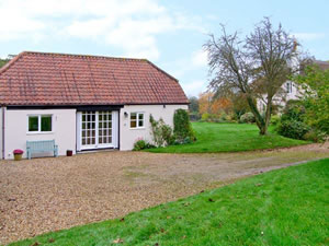 Self catering breaks at Oke Apple Cottage in Okeford Fitzpaine, Dorset