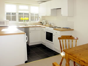 Self catering breaks at Holly Cottage in Balcombe, West Sussex