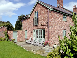 Self catering breaks at Cae Caled Cottage in Bodfari, Denbighshire