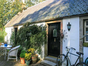 Self catering breaks at Sweetpea Cottage in Biggar, Lanarkshire