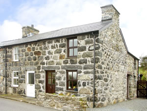 Self catering breaks at Minffordd Cottage in Llanegryn, Gwynedd