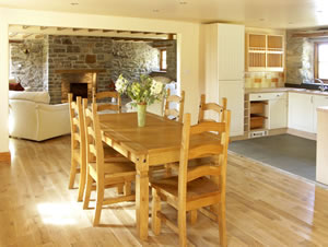 Self catering breaks at Glasfryn Barn in Harlech, Gwynedd