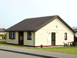 Self catering breaks at 20 Cae Penrallt in Trearddur Bay, Gwynedd