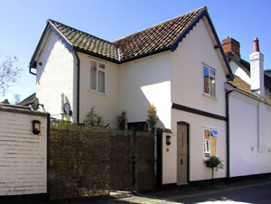 Self catering breaks at Firkin Cottage in Wymondham, Norfolk