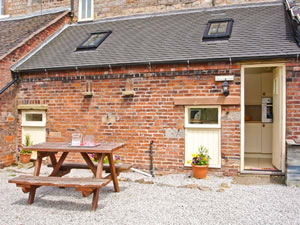 Self catering breaks at Coachmans Cottage in Bradnop, Staffordshire