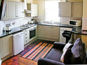 Self catering breaks at Brookes Apartment in Much Wenlock, Shropshire