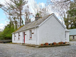 Self catering breaks at Tree Grove Cottage in Kinlough, County Leitrim