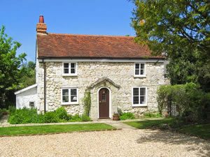 Self catering breaks at Weirside Cottage in Brighstone, Isle of Wight