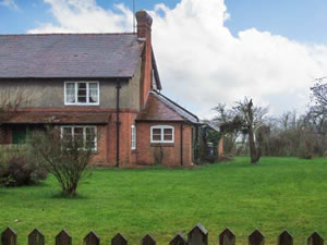 Self catering breaks at Cooks Green Cottage in Lower Apperley, Gloucestershire