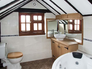 Self catering breaks at Brambles Cottage in Malvern, Worcestershire