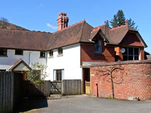 Self catering breaks at Riverside Cottage in Llanwrthwl, Powys