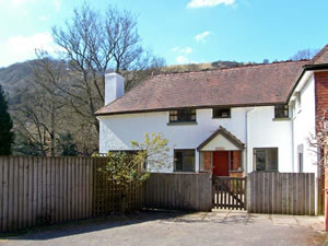 Self catering breaks at Gardeners Cottage in Llanwrthwl, Powys