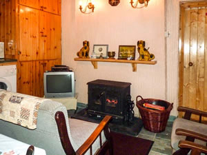 Self catering breaks at Cronkeerin Thatched Cottage in Ardara, County Donegal