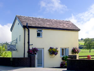 Self catering breaks at Lilac Cottage in Clifton, Derbyshire