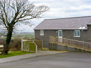 Self catering breaks at Ash Cottage in Penysarn, Gwynedd