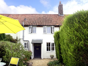 Self catering breaks at Freds Cottage in Briston, Norfolk