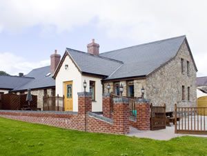 Self catering breaks at Elder Cottage in Kidwelly, Carmarthenshire