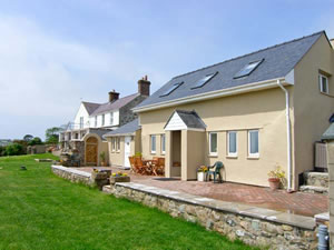Self catering breaks at Ffermdy Bach in Malltraeth, Isle of Anglesey