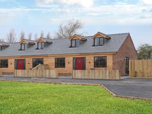 Self catering breaks at Willow Cottage in Poulton-Le-Fylde, Lancashire