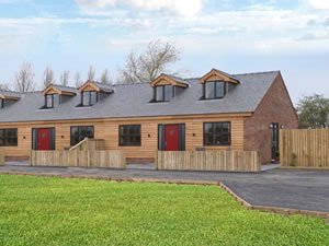 Self catering breaks at Pine Cottage in Poulton-Le-Fylde, Lancashire