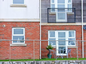 Self catering breaks at Beach View in Benllech, Gwynedd