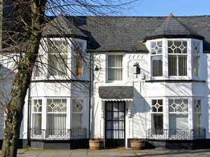 Self catering breaks at The Little White House in Bala, Gwynedd