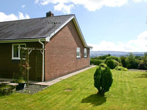 Self catering breaks at Gwynfan Bungalow in Llanyre, Powys