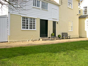 Self catering breaks at The Garden Flat at Holbecks House in Hadleigh, Suffolk