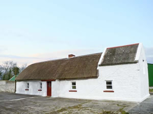 Self catering breaks at Callan Thatched Cottage in Kilkenny, County Kilkenny