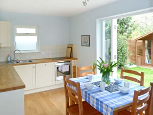 Self catering breaks at Yar Cottage in Yarmouth, Isle of Wight