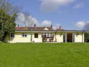 Self catering breaks at Rith Chalet in Shottery, Warwickshire
