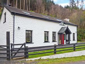 Self catering breaks at Railway Cottage in Glenbeigh, County Kerry