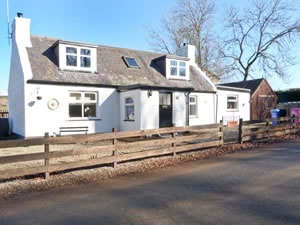 Self catering breaks at Burnside Cottage in Aberlour, Morayshire