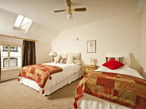 Self catering breaks at The Townhouse Apartment in Llangollen, Denbighshire