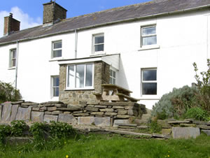 Self catering breaks at Cwmporthman Farm Cottage in Blaenporth, Ceredigion
