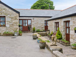 Self catering breaks at Bull Pen Cottage in Mabe, Cornwall