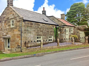 Self catering breaks at Holly Tree Cottage in Aislaby, North Yorkshire