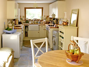 Self catering breaks at Lothlorien Cottage in Cwmgors, West Glamorgan