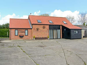 Self catering breaks at Mill Farm Barn in Brisley, Norfolk