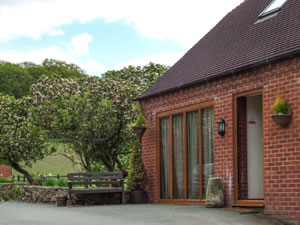 Self catering breaks at Fernside Cottage in Minsterley, Shropshire