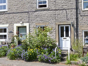 Self catering breaks at White Rose Cottage in Middleham, North Yorkshire