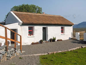 Self catering breaks at Foxglove Cottage in Cashel, County Galway
