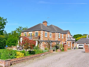 Self catering breaks at The East Wing in Bettisfield, Shropshire