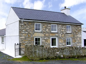 Self catering breaks at Pen-y-Coed in Malltraeth, Isle of Anglesey